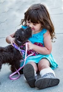 Garsioji ,,laisvojo auklėjimo" sistemos atstovė švedų pedagogė Elena Kei rašė, kad auklėtojai ir tėvai tiek tegali vadovauti vaiko tobulėjimui.