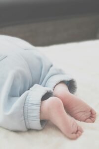 Gulėdamas ant pilvo, vaikas kitaip viską regi; sekdamas įdomų daiktą, jis pasisuka į reikiamą pusę, stengiasi iškelti galvą aukščiau